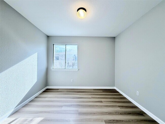 Building Photo - 2417 Hallie Ln