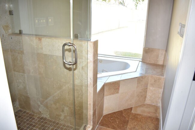 Building Photo - Modern home with pool in Arlington