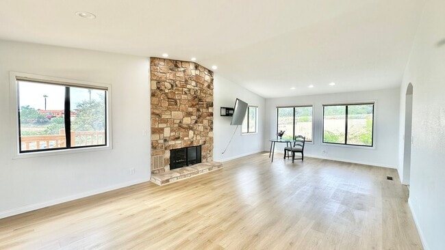 Building Photo - Beautiful Scenic Country Property with Vie...