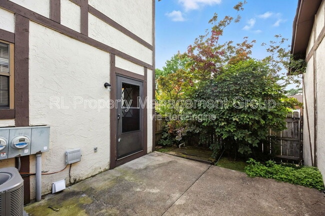 Building Photo - 1094 Farmlane Dr