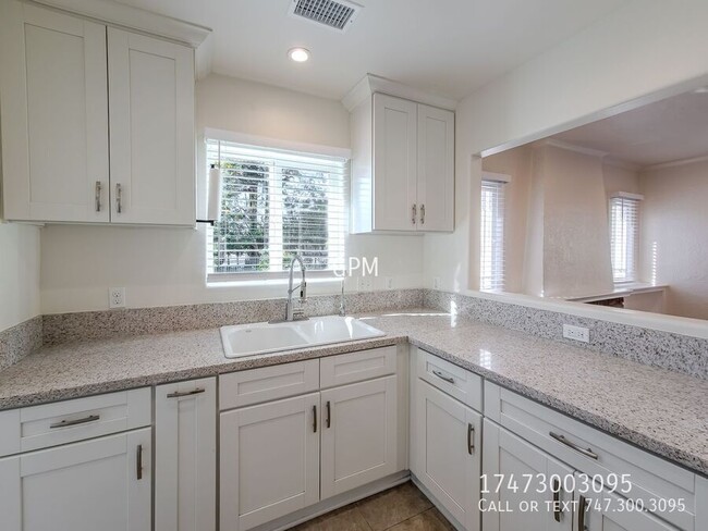 Building Photo - 1320 E Maple St