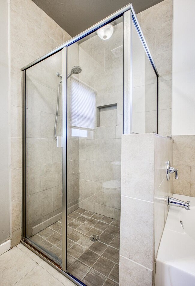 Building Photo - Eastside Beautiful 3 bed/2 baths for RENT