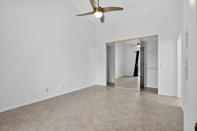 Building Photo - 5475 Verona Dr