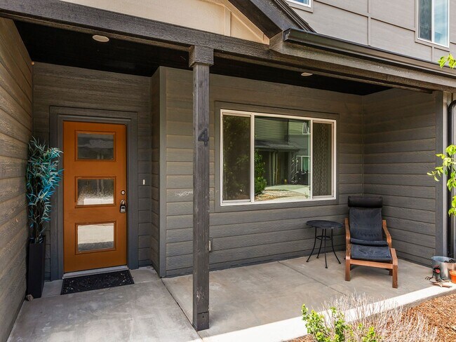 Building Photo - Beautiful 3 Bed 2.5 Bath Townhome in North East Fort Collins!