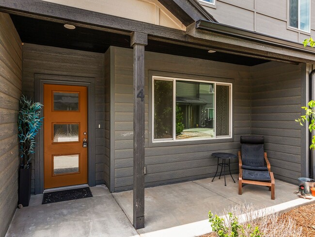 Building Photo - Beautiful 3 Bed 2.5 Bath Townhome in North...