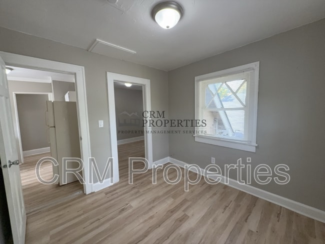 Building Photo - 301.5 N Temple Ave