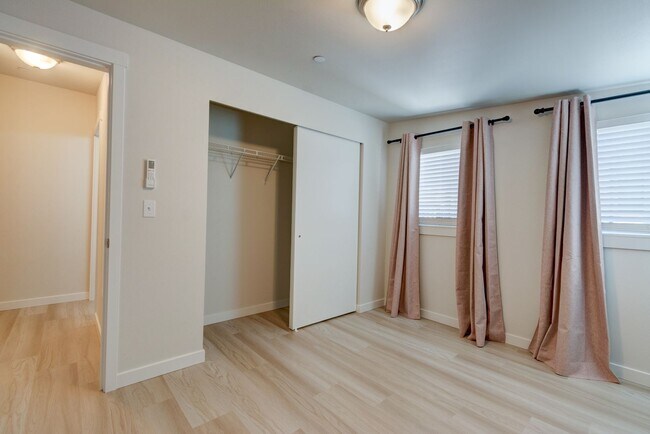 Building Photo - 2 Bedroom Luxury New Construction Cottage - Standalone Alone Home - Location Location Location