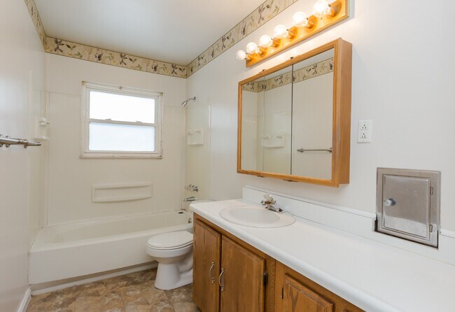 Building Photo - Large 3 Bed 1.5 Bath Maumee Home!