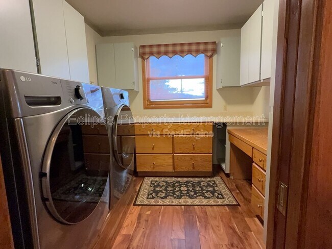 Building Photo - 2737 Sierra Vista Dr