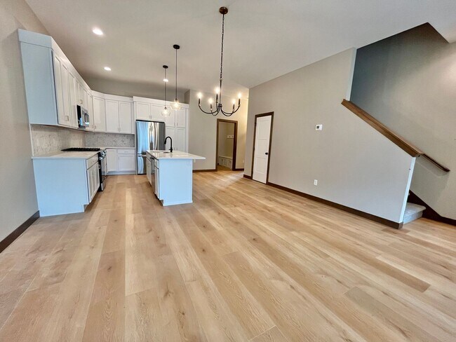 Building Photo - 5 Bed/2.5 Bath Twinhome For Rent!!