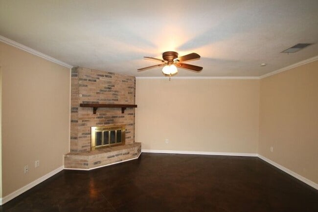 Building Photo - ~ Gorgeous 3 Bedroom 2 Bathroom Home ** La...