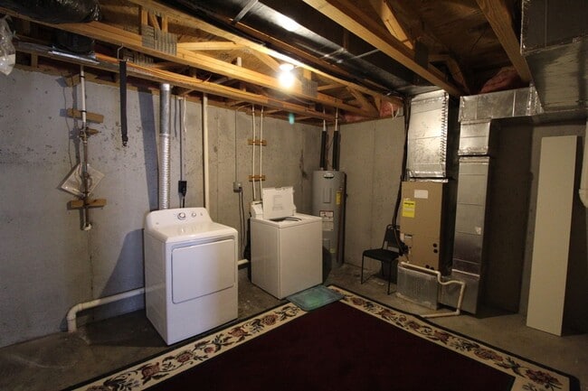 Building Photo - 3 story townhome with fenced in yard for rent in Taylor Springs