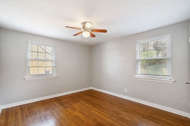 Building Photo - Recently Updated Single Family 3 Bedroom Home.  Available June 10th!