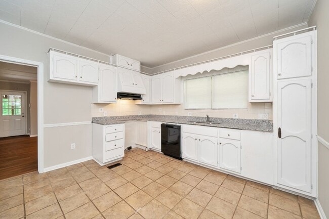 Building Photo - Spacious Hueytown Oasis – Country Feel, Ci...