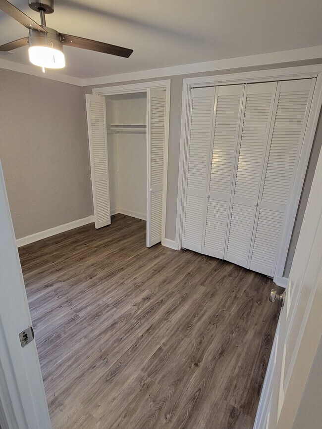 Building Photo - 812