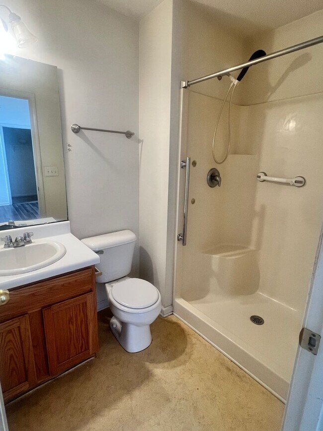 Building Photo - Two Bedroom Two Bath Town Home 3 month RENT SPECIAL