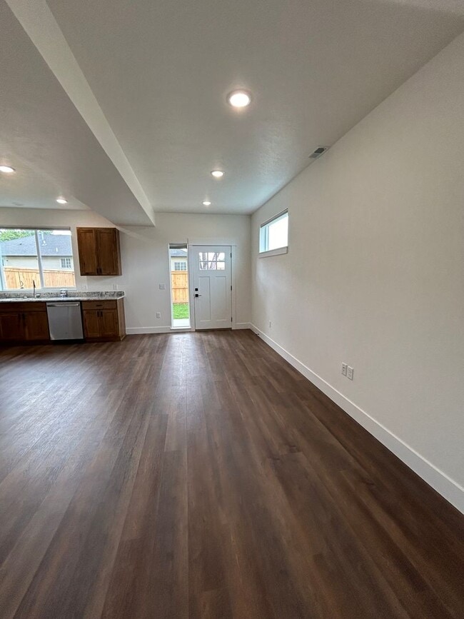 Building Photo - New Townhome
