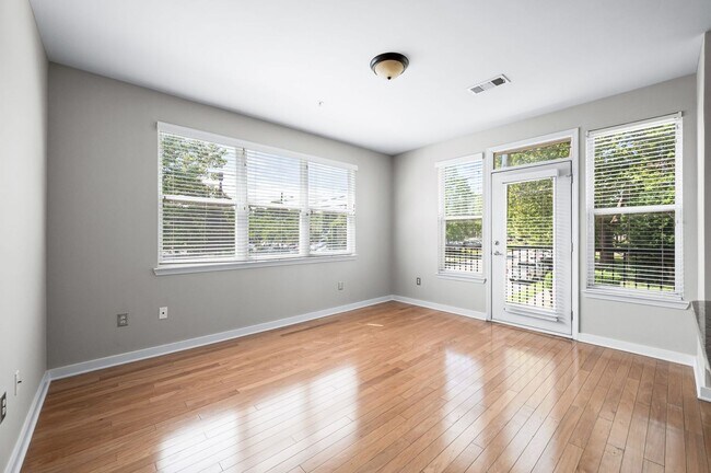 Building Photo - Spacious 3BR/2BA end unit at Bristol West ...