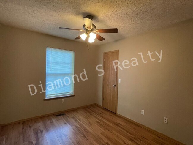 Building Photo - 2313 N Rogers Ave