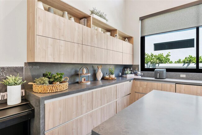 Building Photo - 2215 NE 19th St