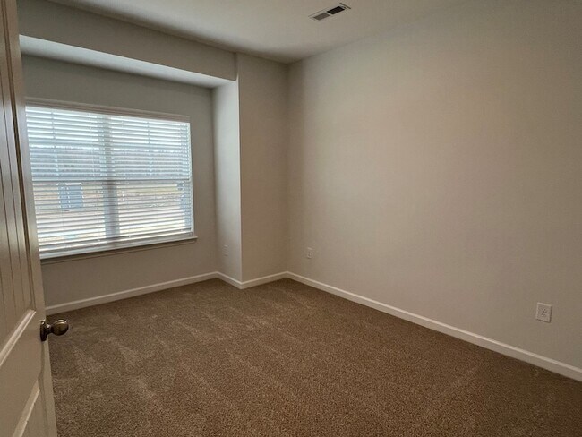 Building Photo - 1139 Bluecreek Cir