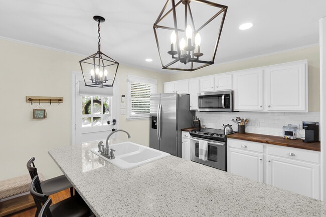 Building Photo - 604 9th St