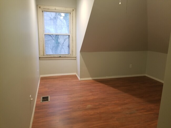 bedroom - 411 N Craig St