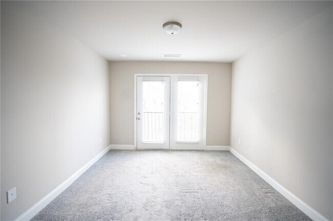 Building Photo - 2215 Manor Pointe Dr