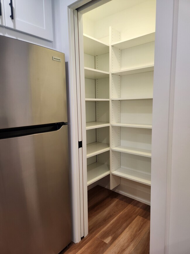 Building Photo - 915 S Ct of Shorewood