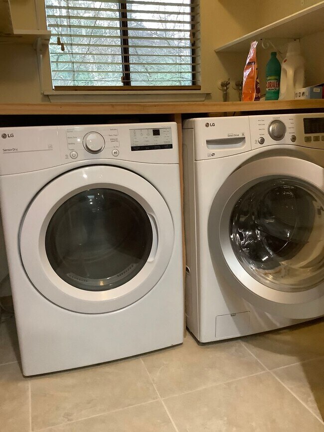 Building Photo - 1 STORY RAMBLER 3 BED 1.5 BATH IN PORT ORCHARD