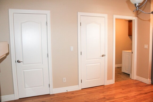 Building Photo - Meticulously maintained townhome on August...