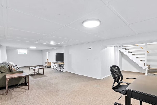 Building Photo - 814 Holiday Ave