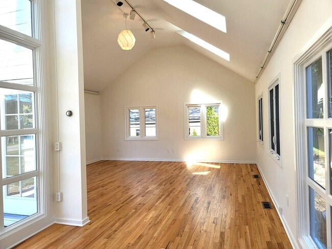 Building Photo - 2 Violet Ln