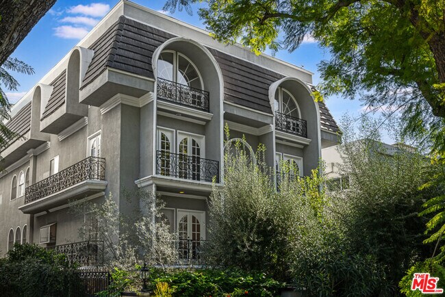 Building Photo - 342 N Palm Dr