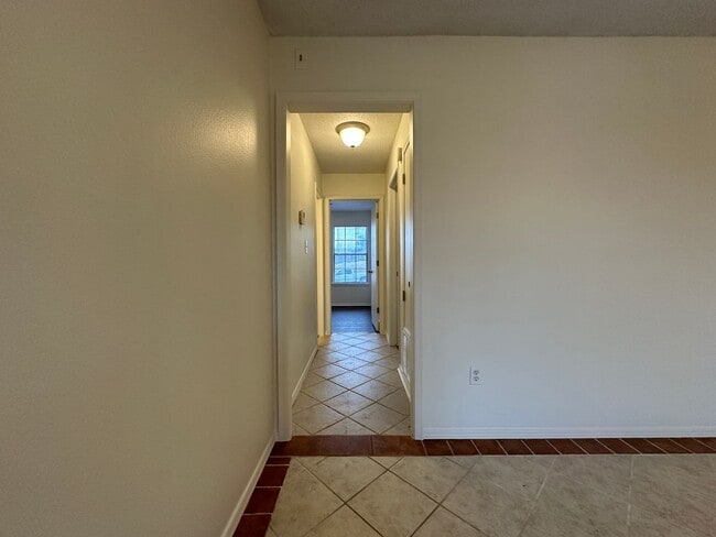 Building Photo - * Move-In Special * Gorgeous 3 Bed / 2 Bat...