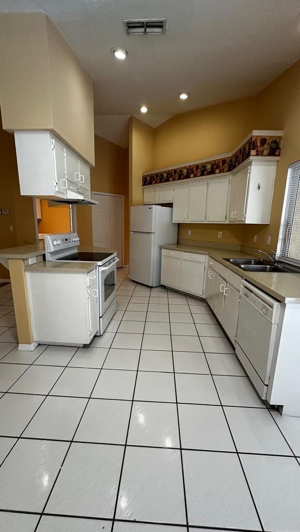 Building Photo - SPACIOUS 4-BEDROOM HOME WITH SCREENED POOL IN SE CAPE CORAL