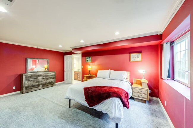 Building Photo - Fully Furnished Daylight Basement 2 Bedroo...