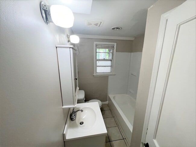 Building Photo - Spacious 2Bdr, duplex Apt with Garage Half...