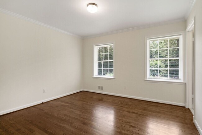Building Photo - 3 Bed 3 Bath - Potomac Falls Rambler - 2 Car Garage