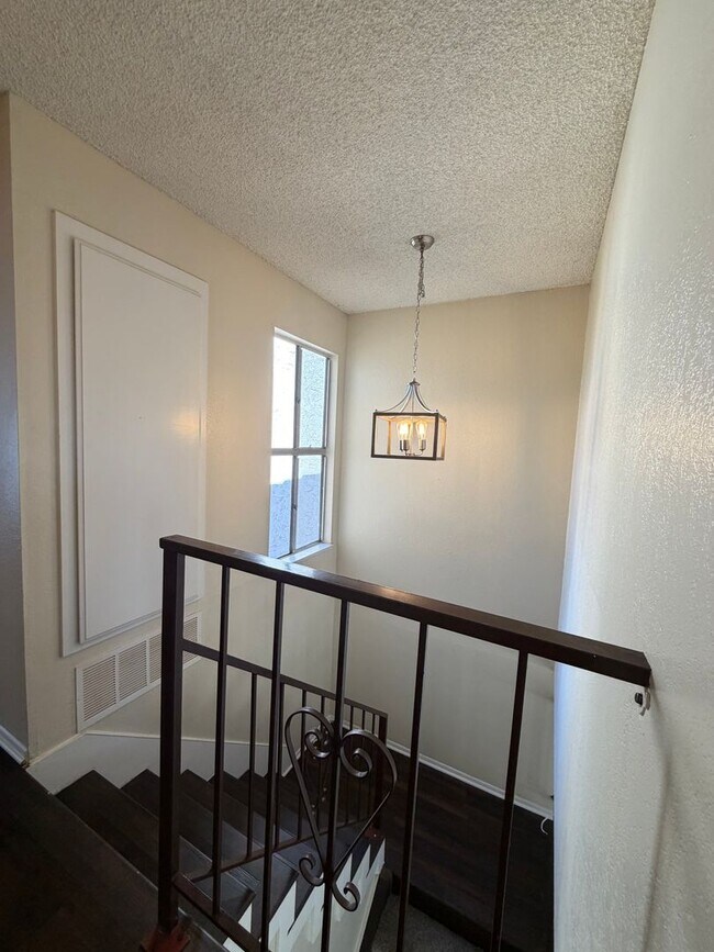 Building Photo - 1302 Gina Dr