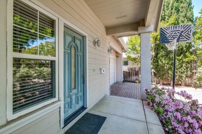 Building Photo - Awesome Home Located in a Quiet Tree Line Neighborhood