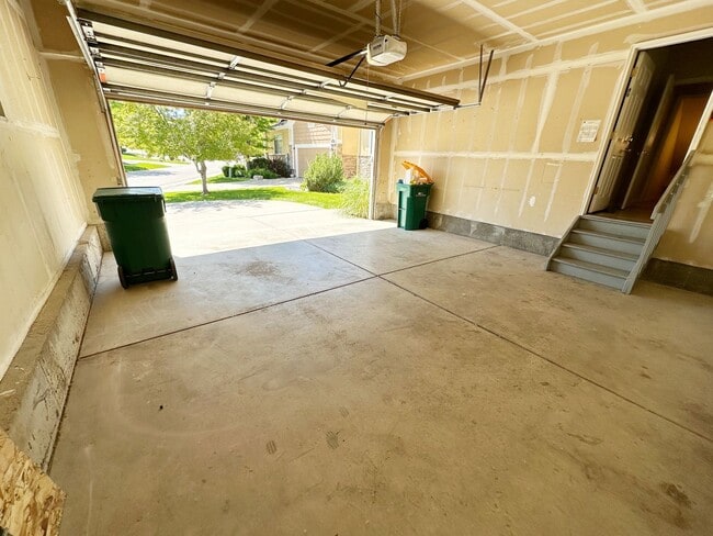 Building Photo - Bright, Spacious 2-Bedroom Home in Aurora with Room to Grow