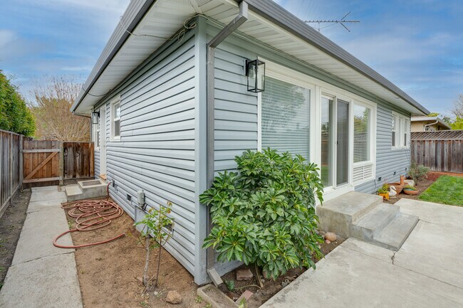 Building Photo - 405 S Fernwood Cir