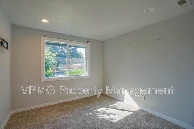 Building Photo - 3513 NE 135th Ave