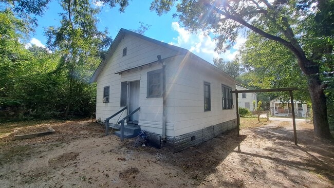 Building Photo - 389 Quick St