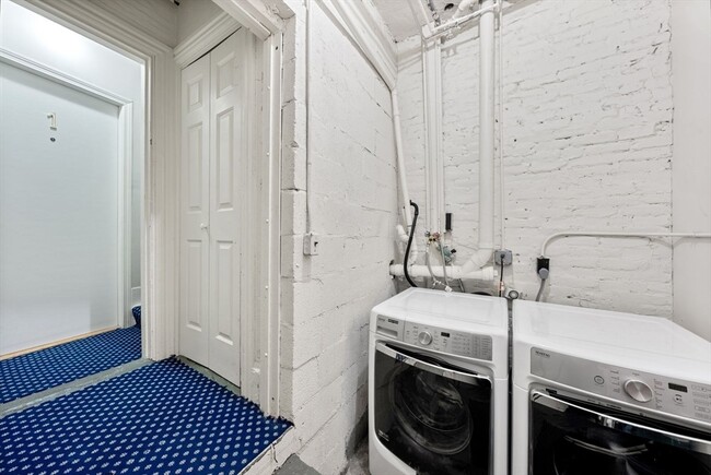 Building Photo - 351 Marlborough St