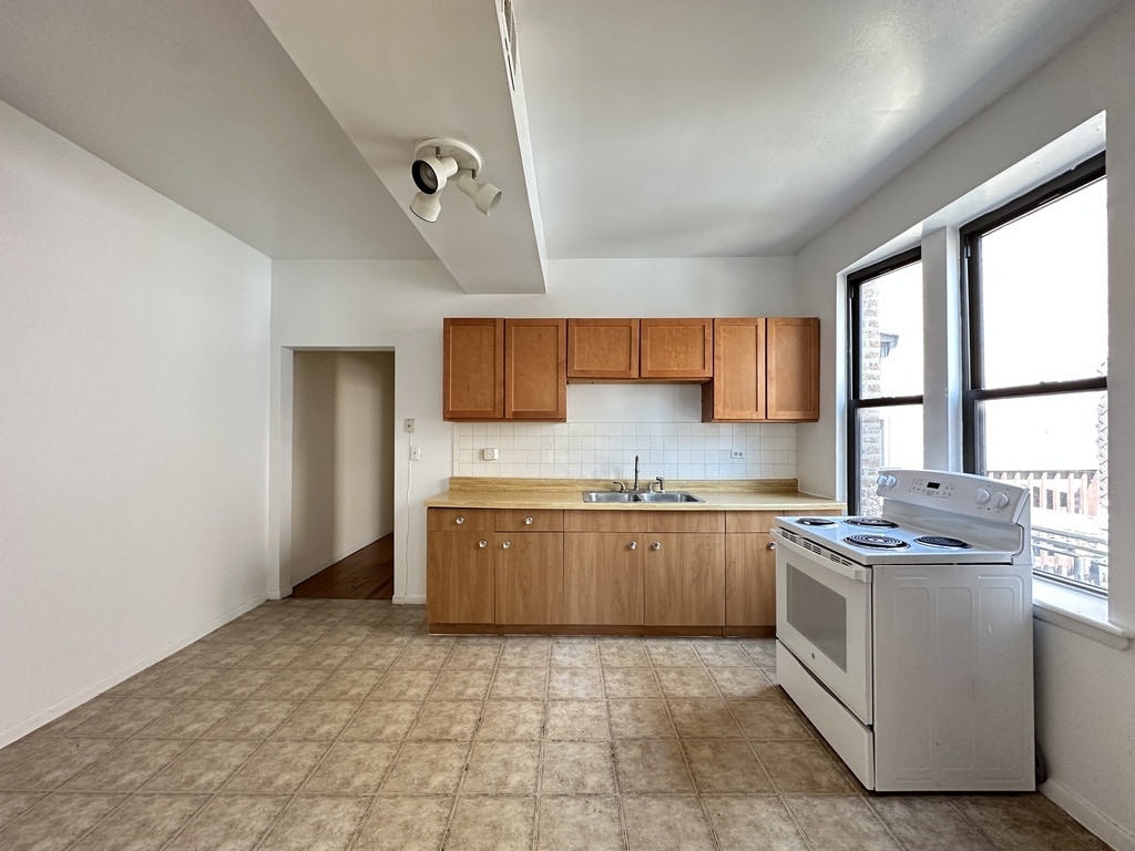 Building Photo - 3147 W Medill Ave