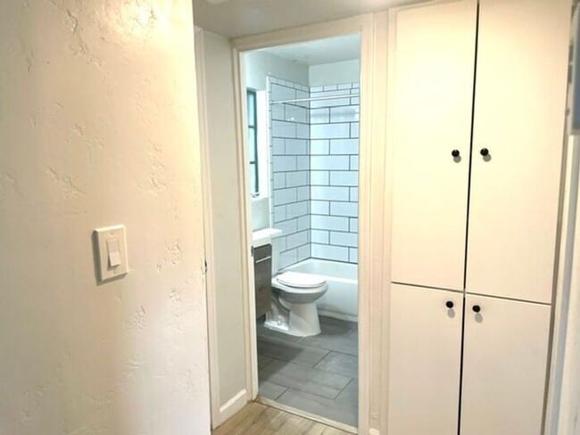 Building Photo - Modern 1 bedroom with yard!