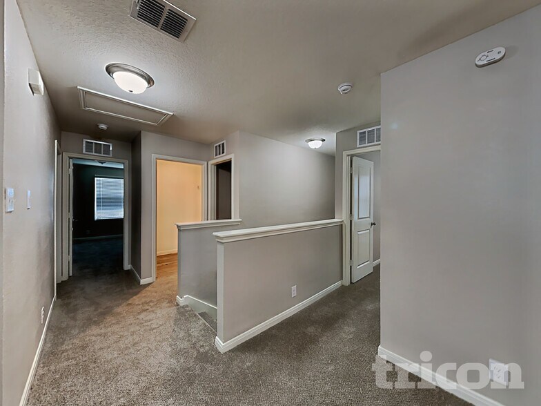 Building Photo - 4945 Hallies Gdn