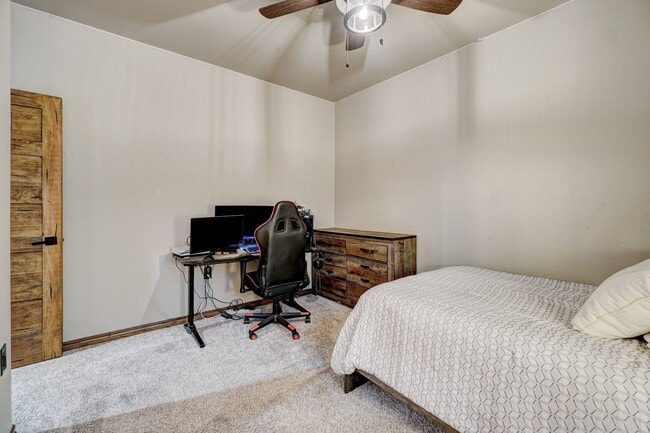 Building Photo - 4009 NE Realtree Dr